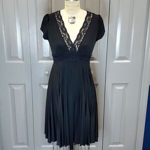 VINTAGE FLOWY BLACK LACE V-NECK KNIT CAP SLEEVE DRESS WITH FAN PLEATED SKIRT M/L